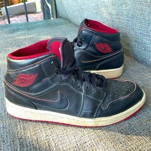 Nike Air Jordan 1 Retro Mid 554724-028 Black Red Shoes Sneakers Men's Size 9.5